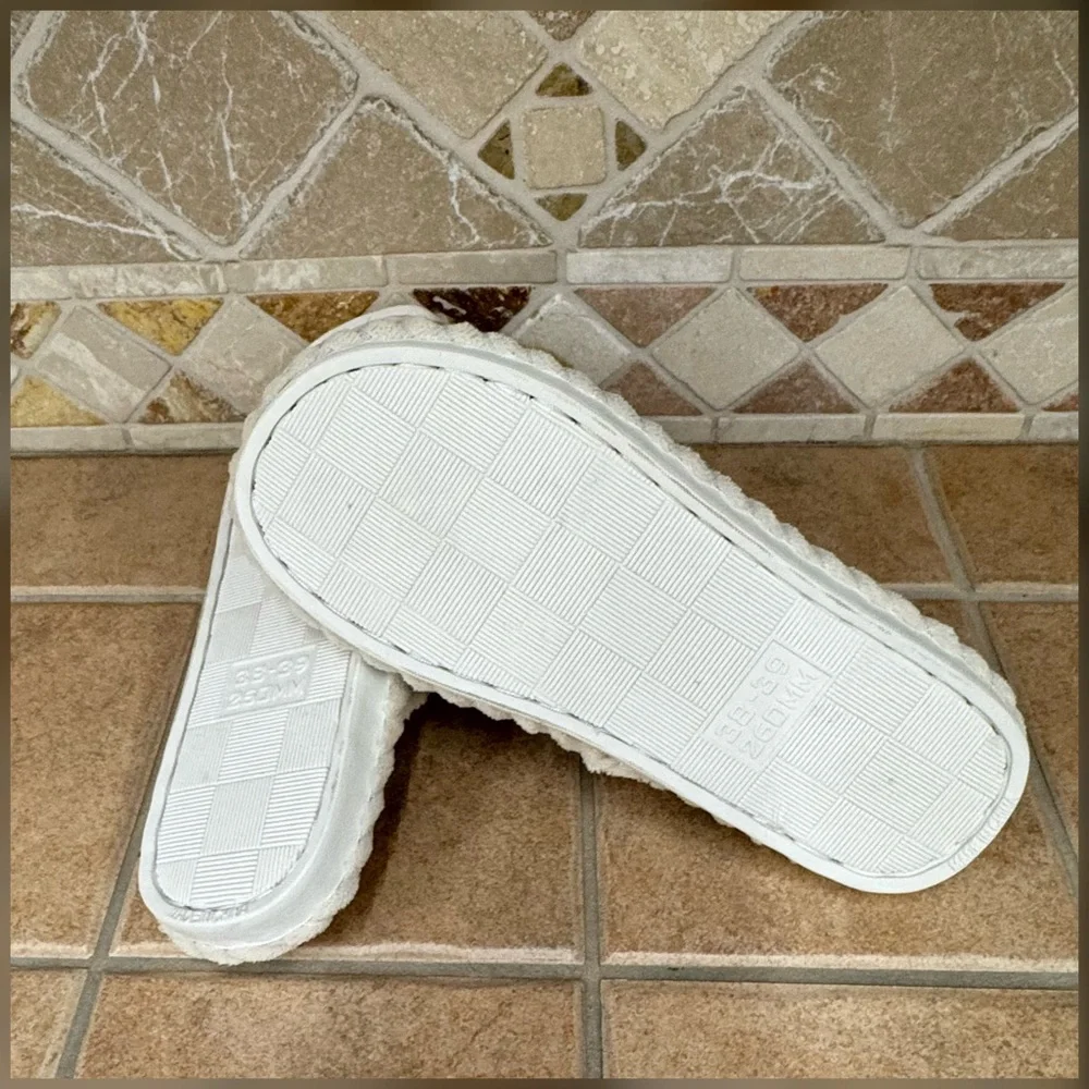🆕🌟Slippers🌟 - Picture 8 of 10